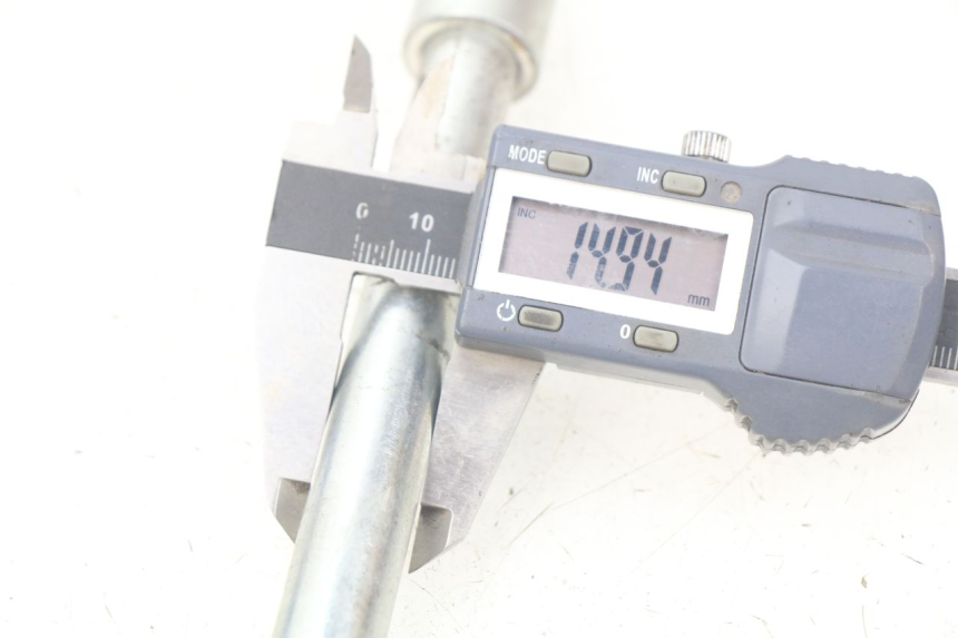 photo de FRONT WHEEL AXLE APOLLO RXF 125