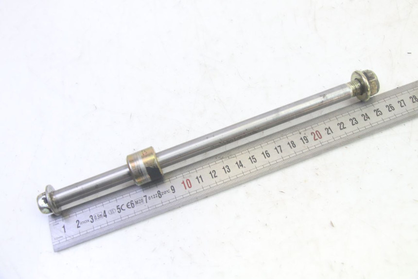 photo de FRONT WHEEL AXLE DAELIM S1 125 (2007 - 2016) - Zoom on usage condition