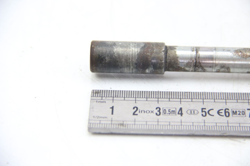 photo de FRONT WHEEL AXLE APRILIA SCARABEO 4T 50 (2009 - 2017)