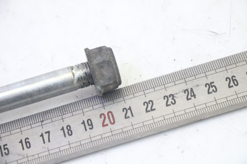 photo de FRONT WHEEL AXLE HONDA SCV LEAD 100 (2003 - 2007)