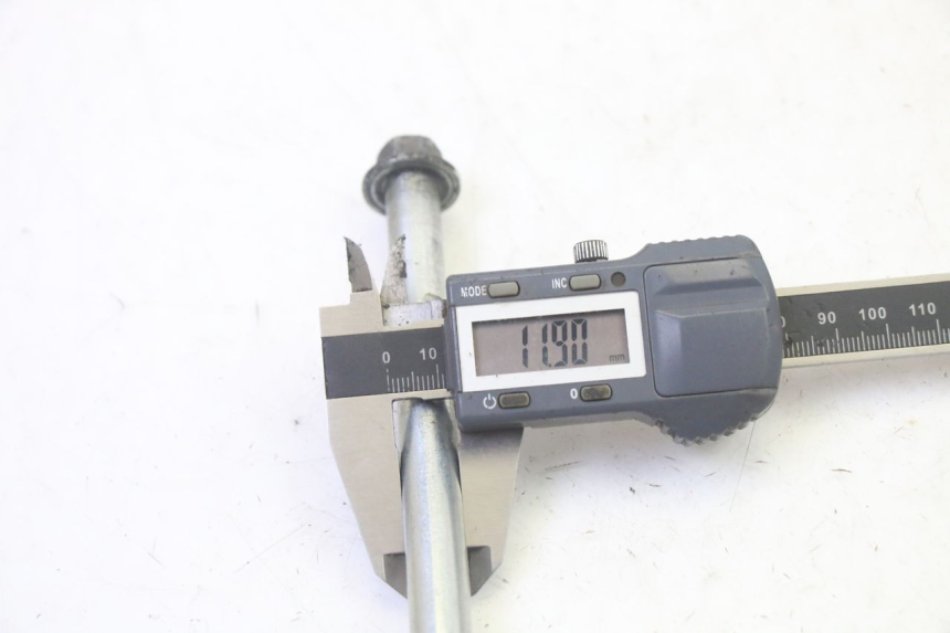 photo de FRONT WHEEL AXLE HONDA SCV LEAD 100 (2003 - 2007)