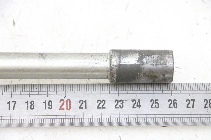 photo de FRONT WHEEL AXLE PEUGEOT SPEEDFIGHT 4 4T EFI 50 (2021 - 2025) - Alternative perspective