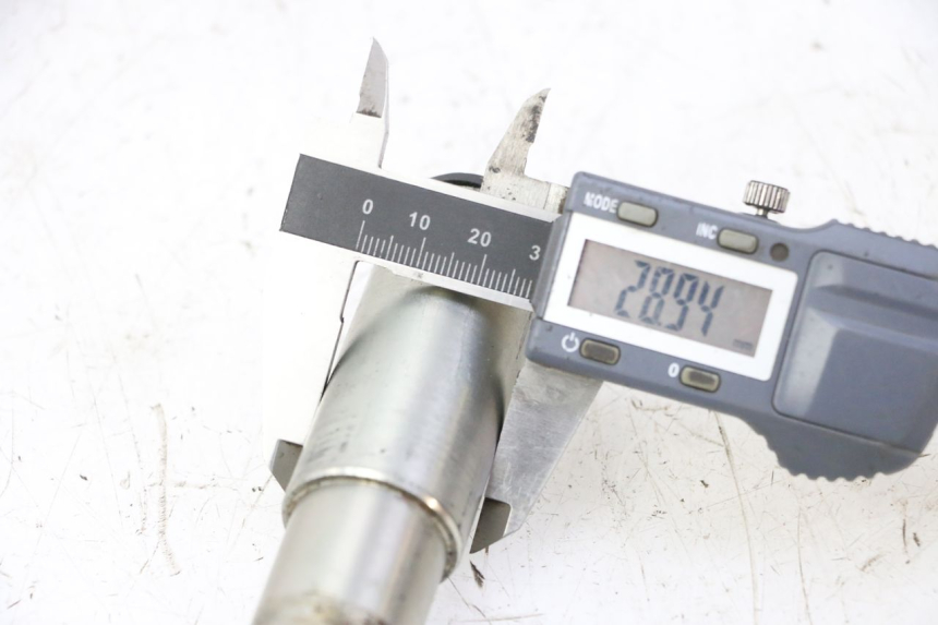 photo de FRONT WHEEL AXLE TRIUMPH SPRINT 900 (1995 - 1998)