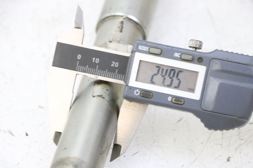 photo de FRONT WHEEL AXLE TRIUMPH SPRINT 900 (1995 - 1998)