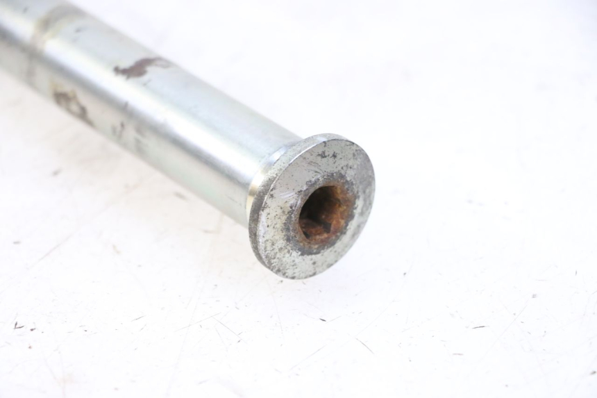 photo de FRONT WHEEL AXLE TRIUMPH SPRINT 900 (1995 - 1998)