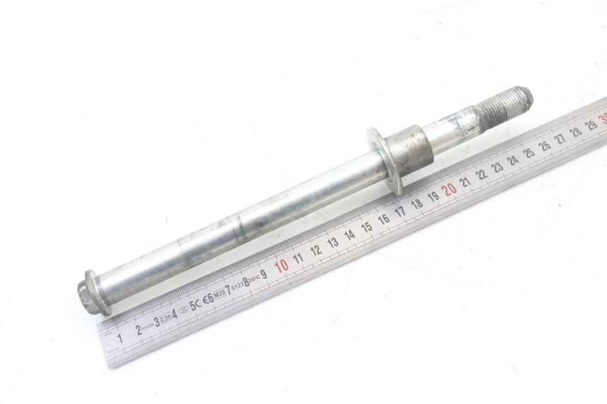 photo de FRONT WHEEL AXLE SUZUKI GSF S BANDIT 600 (2000 - 2004)