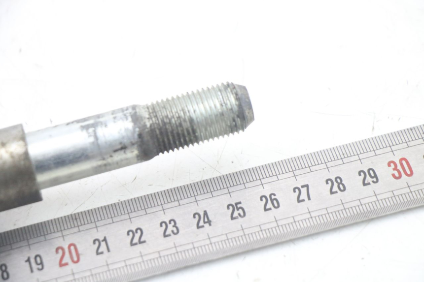 photo de FRONT WHEEL AXLE SUZUKI GSF S BANDIT 600 (2000 - 2004)
