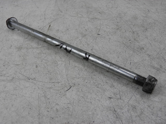 photo de FRONT WHEEL AXLE SUZUKI UH BURGMAN 125 (2002 - 2006)