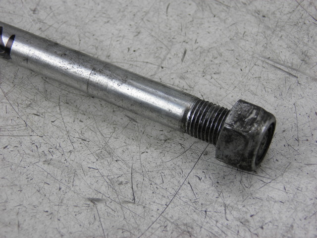 photo de FRONT WHEEL AXLE SUZUKI UH BURGMAN 125 (2002 - 2006)