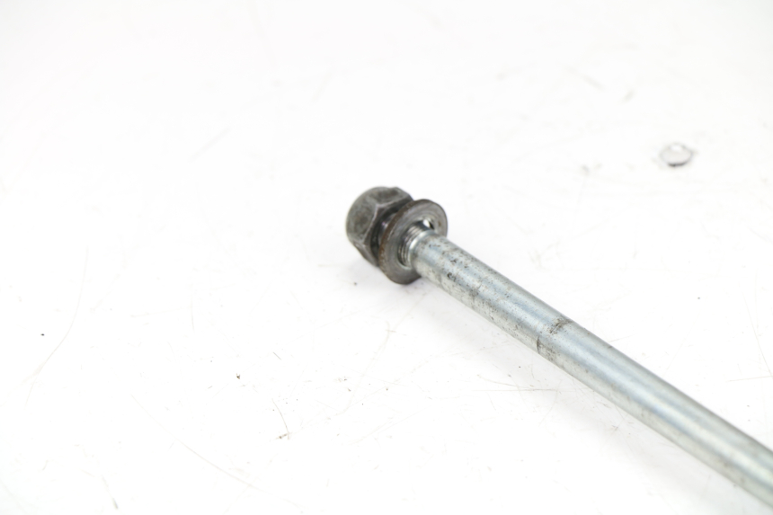 photo de FRONT WHEEL AXLE SUZUKI UH BURGMAN 125 (2002 - 2006)