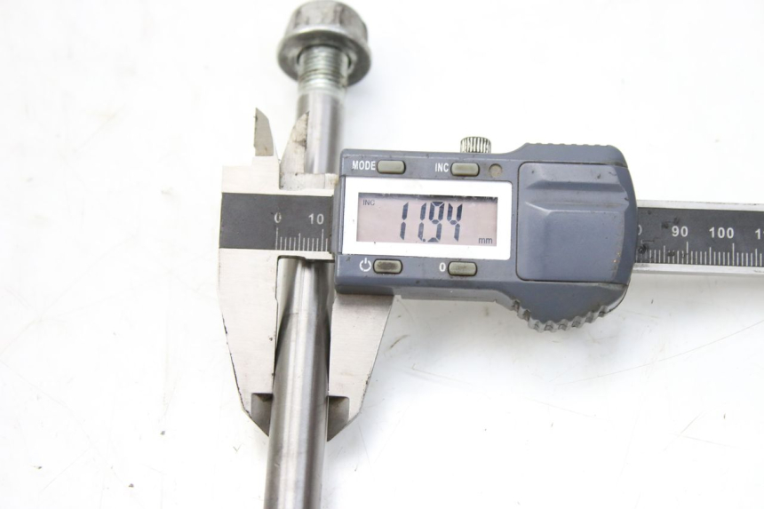 photo de FRONT WHEEL AXLE SYM HUSKY 125 (1999 - 2005)
