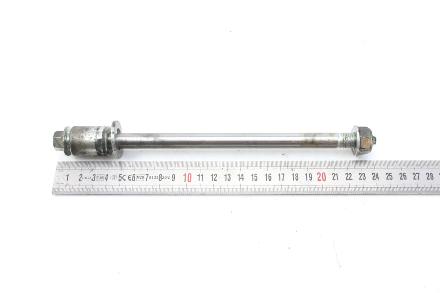 photo de FRONT WHEEL AXLE SYM HUSKY 125 (1999 - 2005)