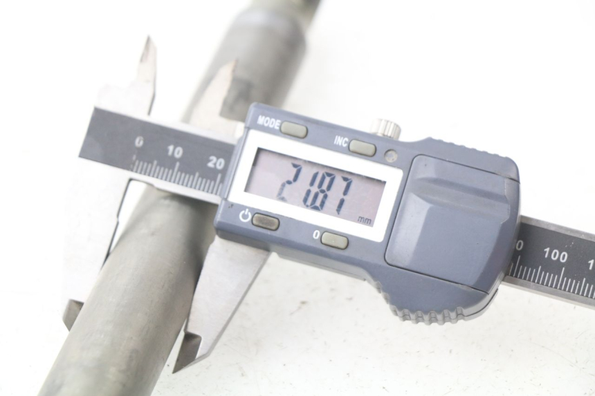 photo de FRONT WHEEL AXLE YAMAHA TDM ABS 900 (2002 - 2014)