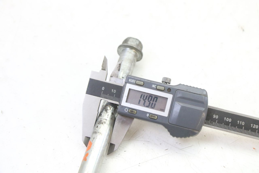 photo de FRONT WHEEL AXLE YAMAHA TDR DELTABOX 125 (1993 - 2003)