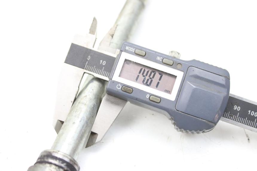 photo de FRONT WHEEL AXLE YAMAHA TDR DELTABOX 125 (1993 - 2003)