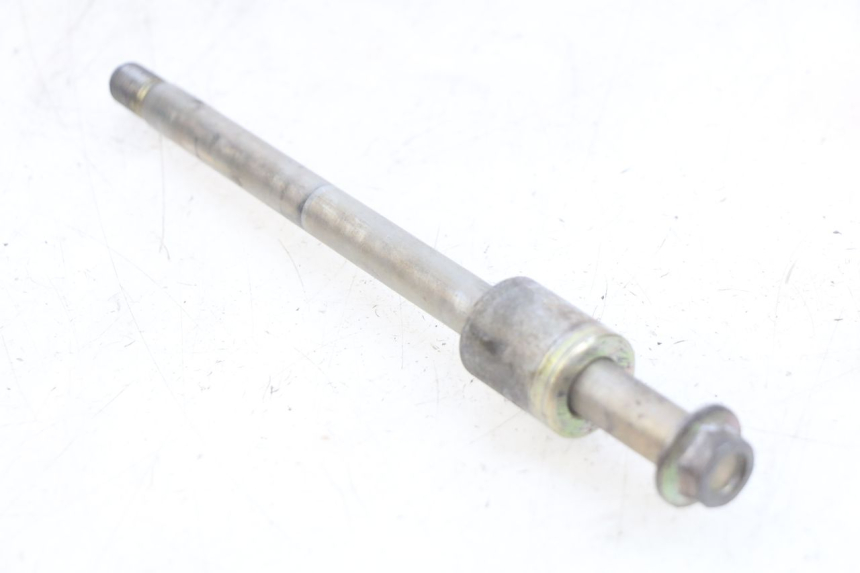 photo de FRONT WHEEL AXLE DAELIM VL DAYSTAR 125 (2000 - 2011)