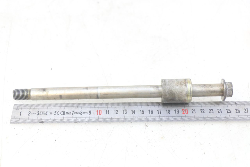 photo de FRONT WHEEL AXLE DAELIM VL DAYSTAR 125 (2000 - 2011)