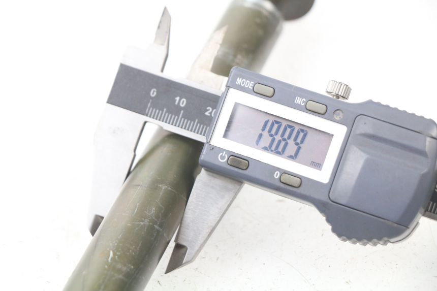 photo de FRONT WHEEL AXLE KYMCO X-CITING XCITING 400 (2014 - 2018)