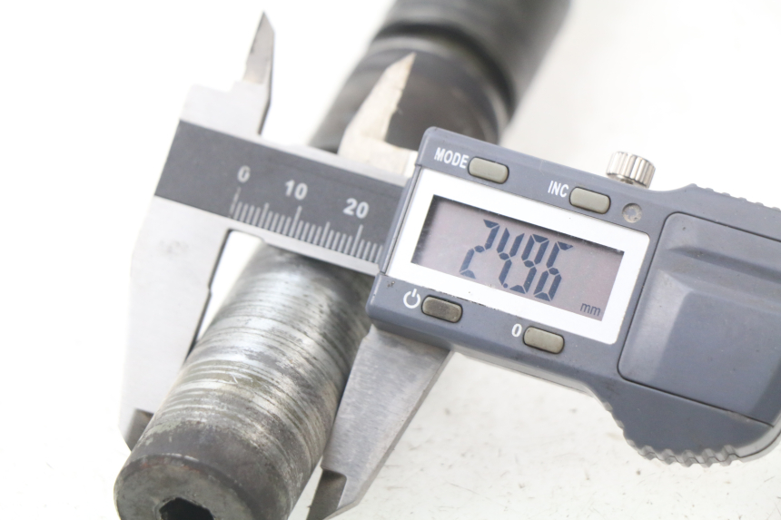 photo de FRONT WHEEL AXLE KYMCO X-CITING XCITING 400 (2014 - 2018)