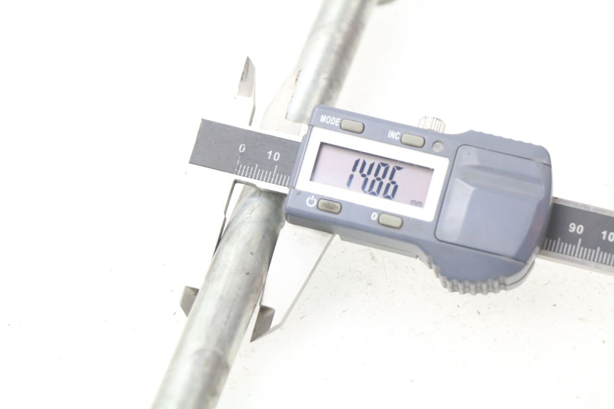 photo de FRONT WHEEL AXLE YAMAHA XMAX X-MAX 125 (2006 - 2009) - Alternative perspective