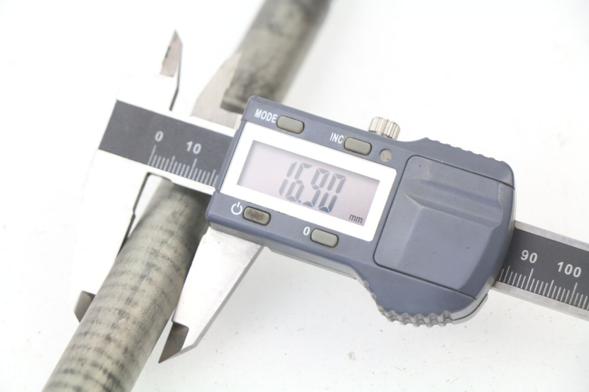 photo de FRONT WHEEL AXLE YAMAHA XJN XJ N DIVERSION 600 (1994 - 1997)