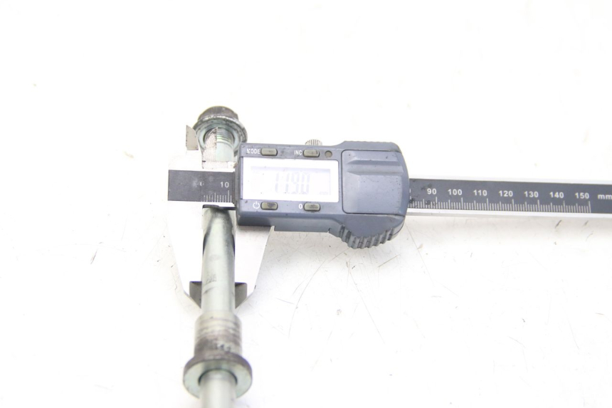 photo de FRONT WHEEL AXLE YAMAHA HW XENTER 125 (2011 - 2017)