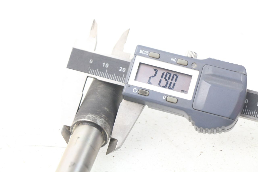 photo de FRONT WHEEL AXLE YAMAHA YP X-MAX XMAX 400 (2014 - 2017)