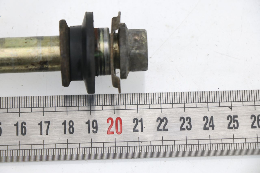 photo de FRONT WHEEL AXLE YAMAHA YBR 125 (2004 - 2006)
