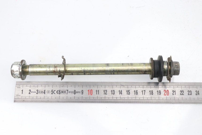 photo de FRONT WHEEL AXLE YAMAHA YBR 125 (2004 - 2006)