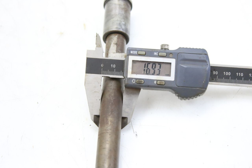 photo de FRONT WHEEL AXLE KAWASAKI ZEPHYR 1100 ( - 1995)