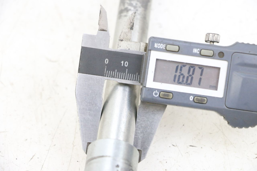 photo de FRONT WHEEL AXLE KAWASAKI ZR 7 750 (1999 - 2001) - Alternative perspective