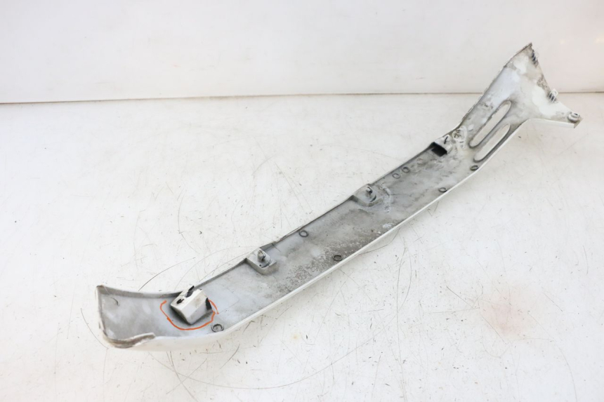 photo de REAR LEFT BELLY PANEL PIAGGIO VESPA GTS SUPER IE 125 (2009 - 2016) - Zoom on usage condition