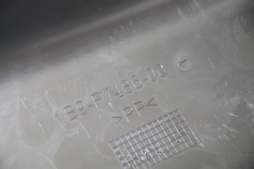 photo de REAR LEFT BELLY PANEL YAMAHA XMAX X-MAX 125 (2006 - 2009) - Fixing points details