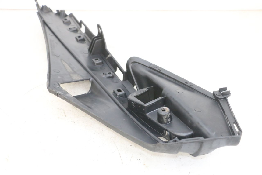 photo de RIGHT LOWER SIDE PANEL PIAGGIO FLY 4T 50 (2013 - 2017) - Technical close-up