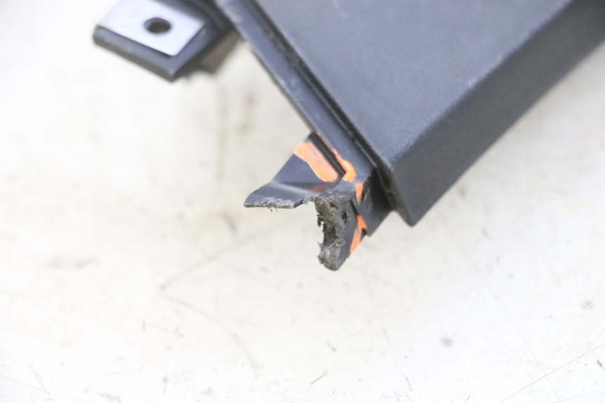 photo de RIGHT BELLY PANEL PIAGGIO MP3 RL 250 (2007 - 2010) - Zoom on usage condition