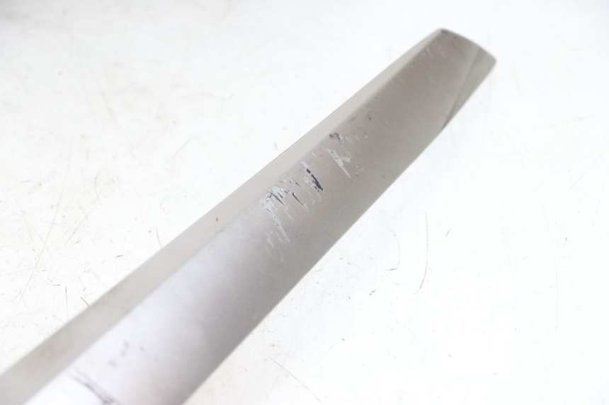 photo de RIGHT LOWER SIDE PANEL YAMAHA XMAX X-MAX ABS 125 (2017 - 2020) - Technical close-up