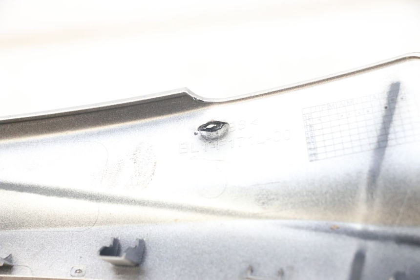 photo de LEFT LOWER FAIRING YAMAHA XMAX X-MAX ABS 125 (2017 - 2020) - Zoom on usage condition