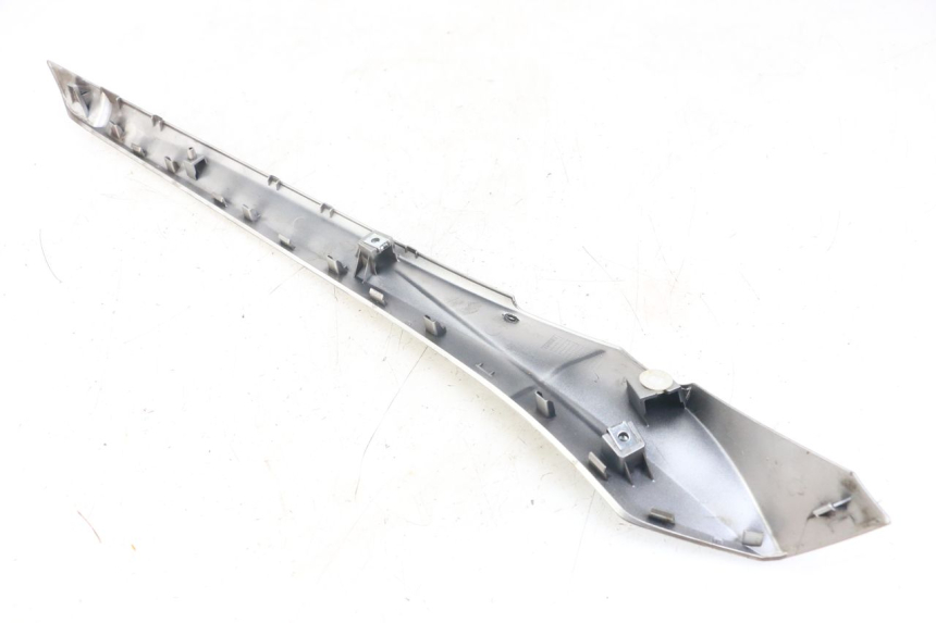 photo de LEFT LOWER FAIRING YAMAHA XMAX X-MAX ABS 125 (2017 - 2020) - Technical close-up