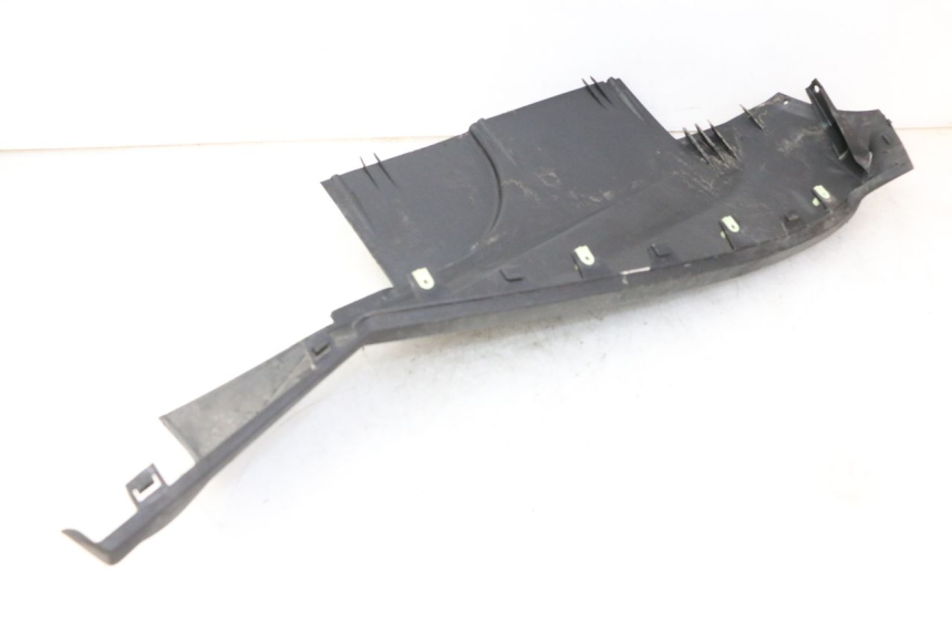 photo de LOWER FAIRING PEUGEOT SATELIS 125 (2010 - 2012) - Zoom on usage condition