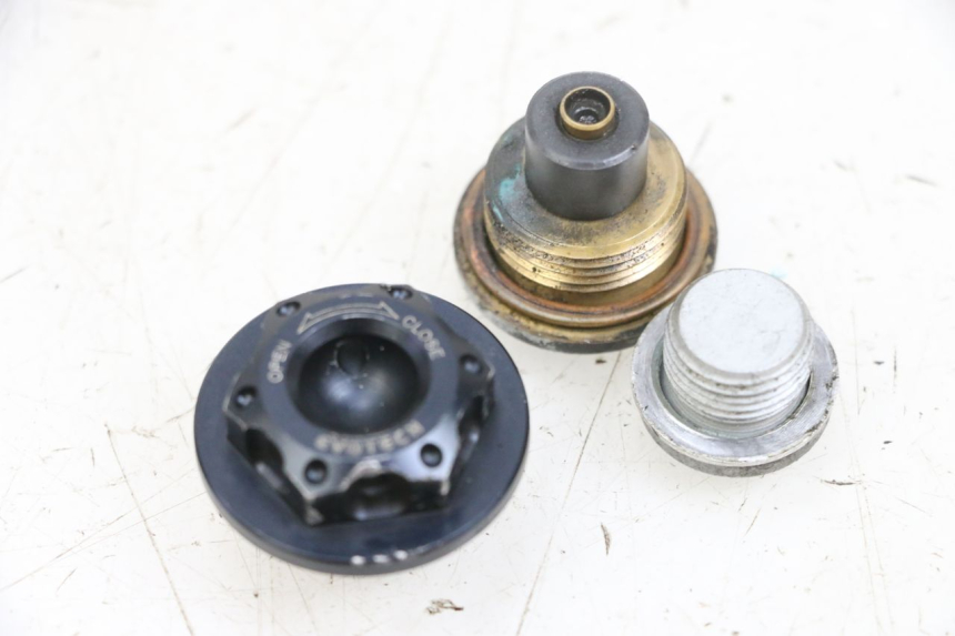 photo de ENGINE OIL CAP MV AGUSTA BRUTALE R WALLY 910 (2008 - 2008) - Zoom on usage condition