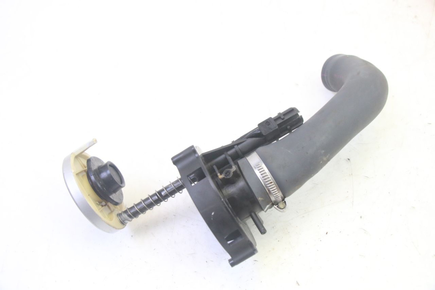 photo de FUEL TANK CAP SYM GTS EVO 125 (2009 - 2013) - Alternative perspective