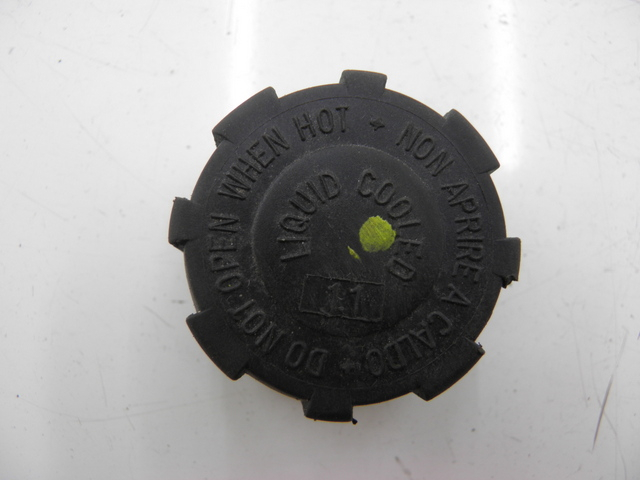 photo de EXPANSION BOTTLE CAP PIAGGIO XEVO - X EVO 125 (2010 - 2015) - Zoom on usage condition