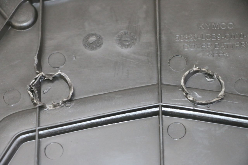 photo de BATTERY COVER KYMCO AGILITY 4T 50 (2005 - 2018)