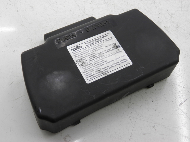 photo de BATTERY COVER APRILIA SCARABEO 100 (2003 - 2012)