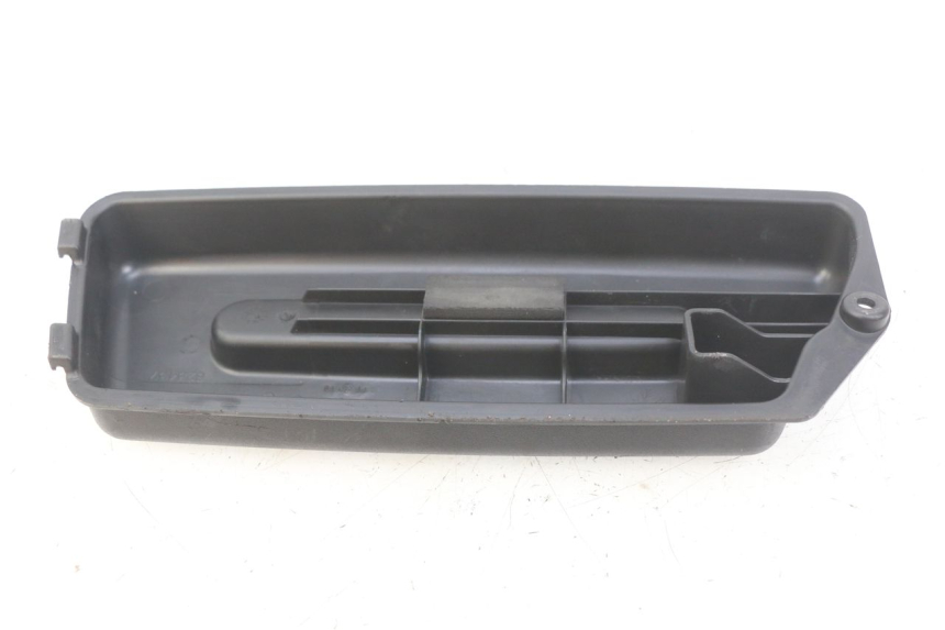 photo de BATTERY COVER DERBI BOULEVARD 50 (2009 - 2006) - Zoom on usage condition