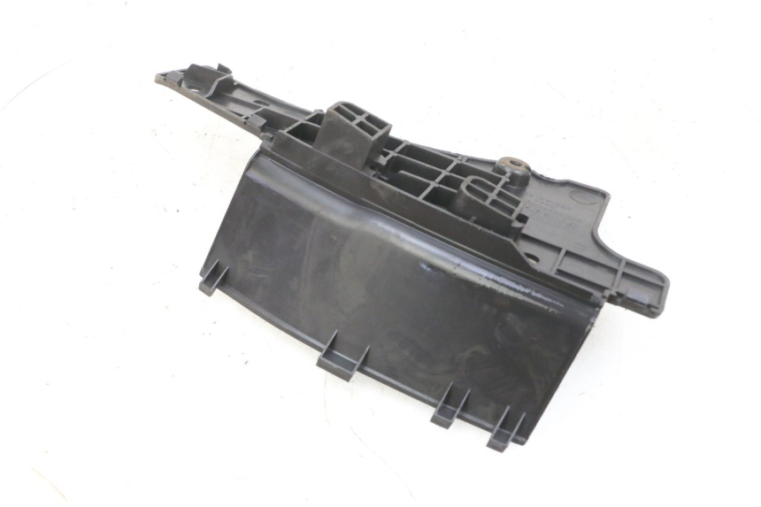 photo de BATTERY COVER SUZUKI BURGMAN 125 (2007 - 2014) - Zoom on usage condition