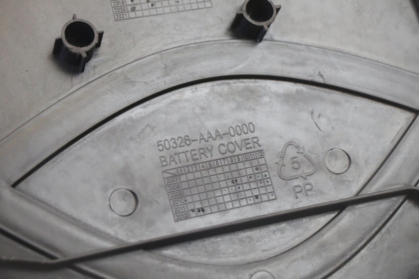 photo de BATTERY COVER SYM CROX 4T 50 (2016 - 2023)