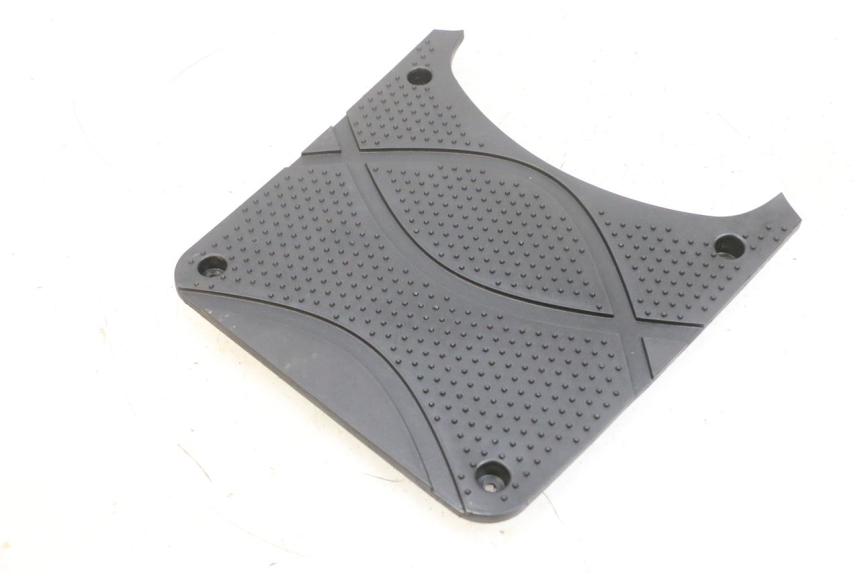 photo de BATTERY COVER SYM CROX 4T 50 (2016 - 2023) - Zoom on usage condition