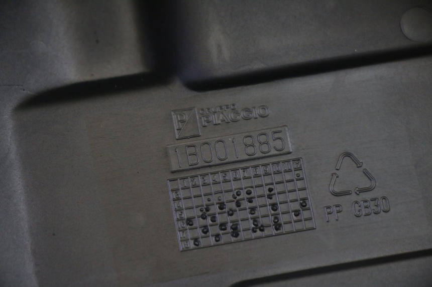 photo de BATTERY COVER PIAGGIO MP3 HPE 350 (2018 - 2020) - Technical close-up
