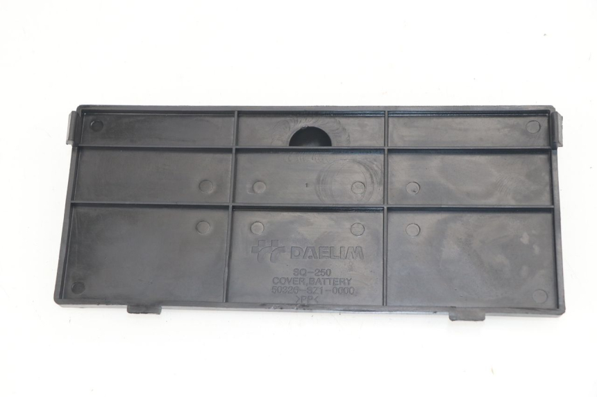 photo de BATTERY COVER DAELIM S2 FI 125 (2008 - 2017)